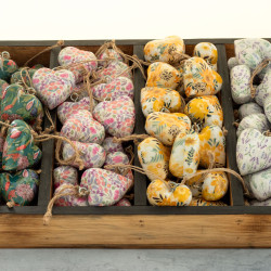 144 Veľkých Dekoračných Drevených Srdiečok so Stojanom Zadarmo