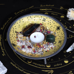 Smaltovaný Obetný Tanier s Tromi Nožičkami – Ruky a Slnko