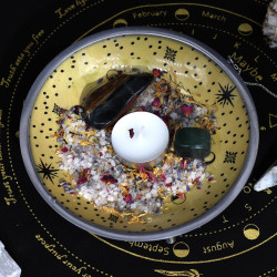 Smaltovaný Obetný Tanier s Tromi Nožičkami – Ruky a Slnko