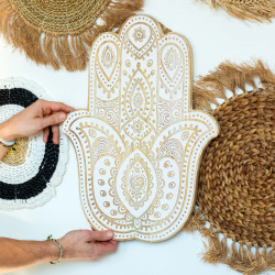 Nástenná Dekorácia Hamsa z Mangového Dreva – Biela Vymývaná – 52 cm