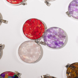 12x Okrúhly Prívesok s Oceľovým Puzdrom- 12 Rôznych Úlomkov a mušlí Dr