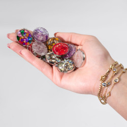 12x Okrúhly Prívesok s Oceľovým Puzdrom- 12 Rôznych Úlomkov a mušlí Dr