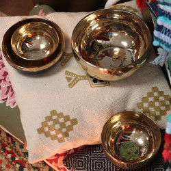 Stredne Veľká, Lesklá, Ručne Vyrobená Spievajúca Miska zo Zvonového Ko