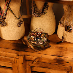 Vlnitá Miska z Roztaveného Skla na Dreve