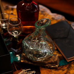 Elegantná Mini Karafa z Roztaveného Skla na Dreve