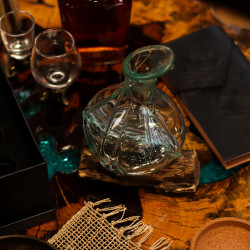 Elegantná Mini Karafa z Roztaveného Skla na Dreve