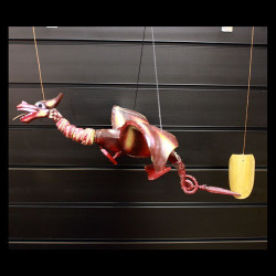 Červený Závesný Lietajúci Drak 37cm