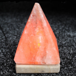 Kvalitná USB Pyramídová Soľná Lampa - 9 cm