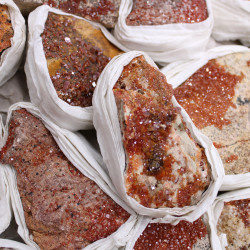 Vzorky Minerálov - Vanadinit ( cca 20 kusov)